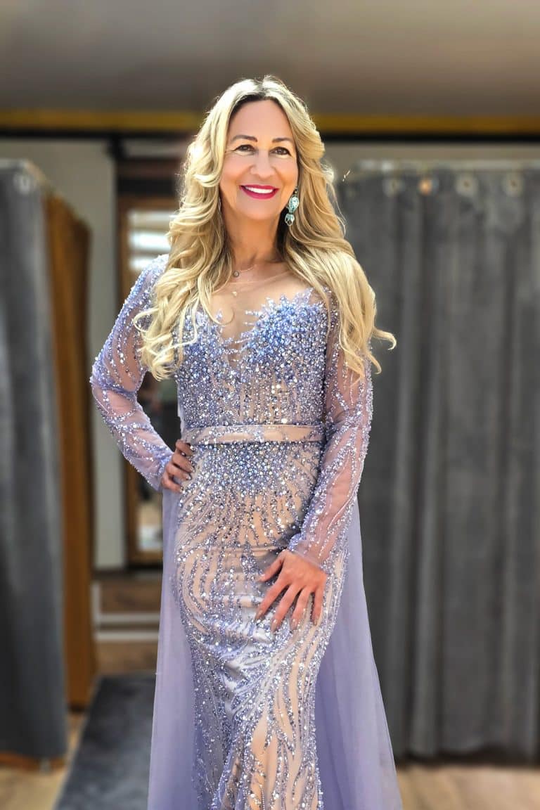 Luxuriöses Glitzerkleid mit viel Strassbesatz und hochwertiger Stickereiverzierung,Ärmeln und abnehmbaren Skirt in pastellischer rauchblauer Farbe