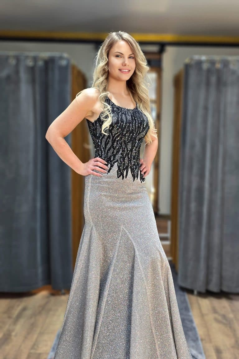 Innenaufnahme in Edel-Dress-Hamburg Store von Kundin in exklusiven Designerkleid - Unikat